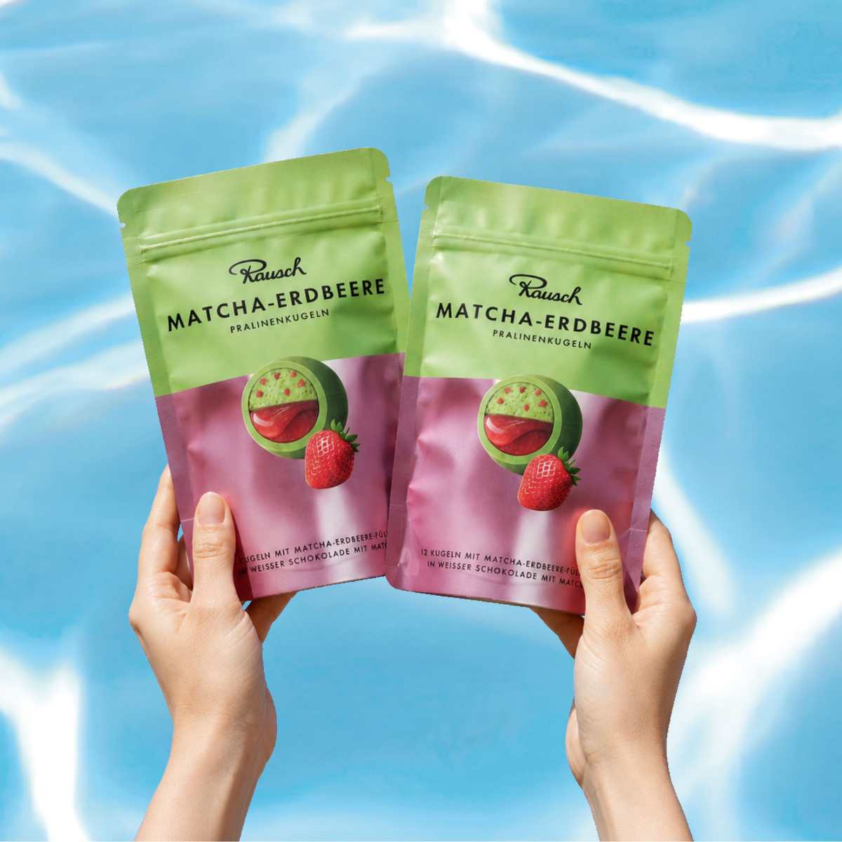 Grüne und rosa Verpackungen mit handwerklichen Matcha-Erdbeer-Pralinenkugeln aus Schokolade. - Rausch