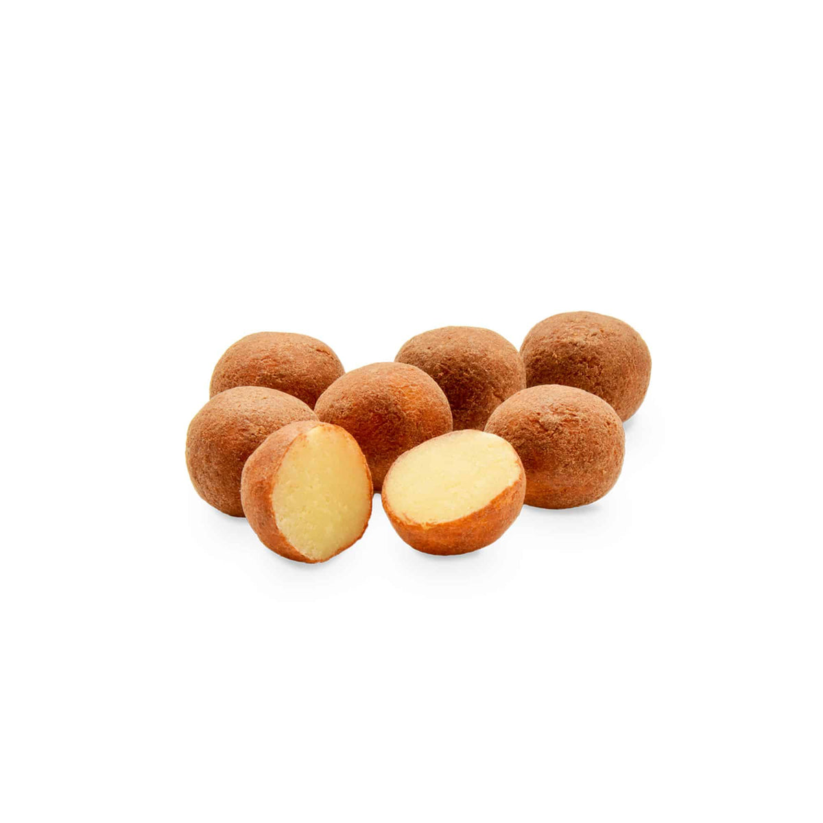 Mehrere Marzipankartoffeln, eine davon halbiert, auf weißem Hintergrund.