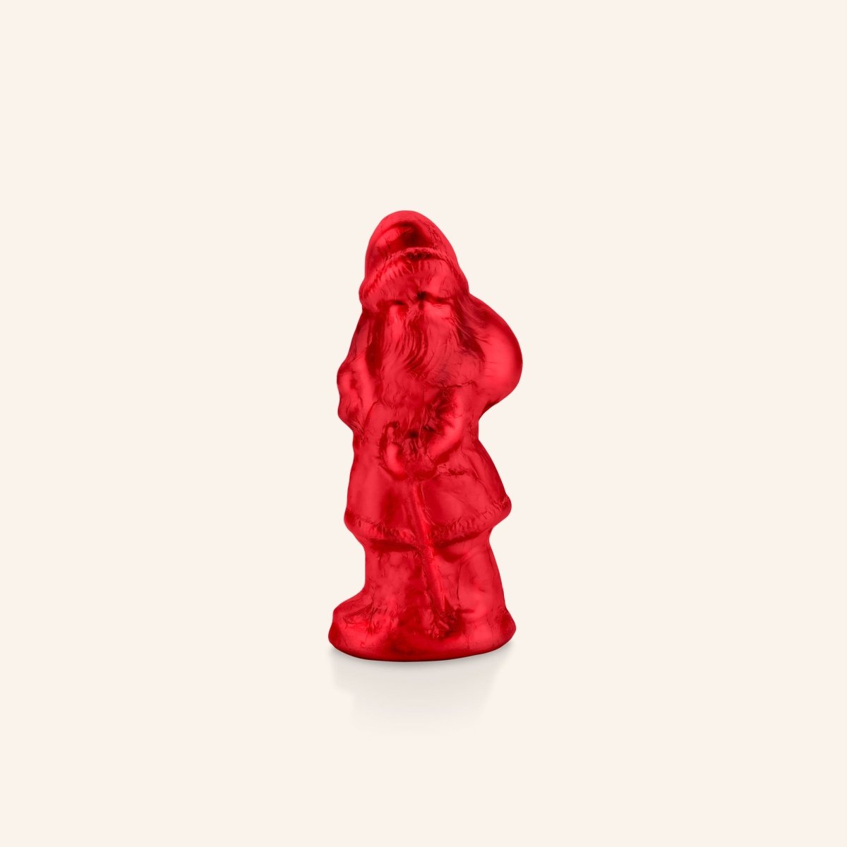 Rote Schokoladenfigur in Form eines Weihnachtsmanns auf neutralem Hintergrund.