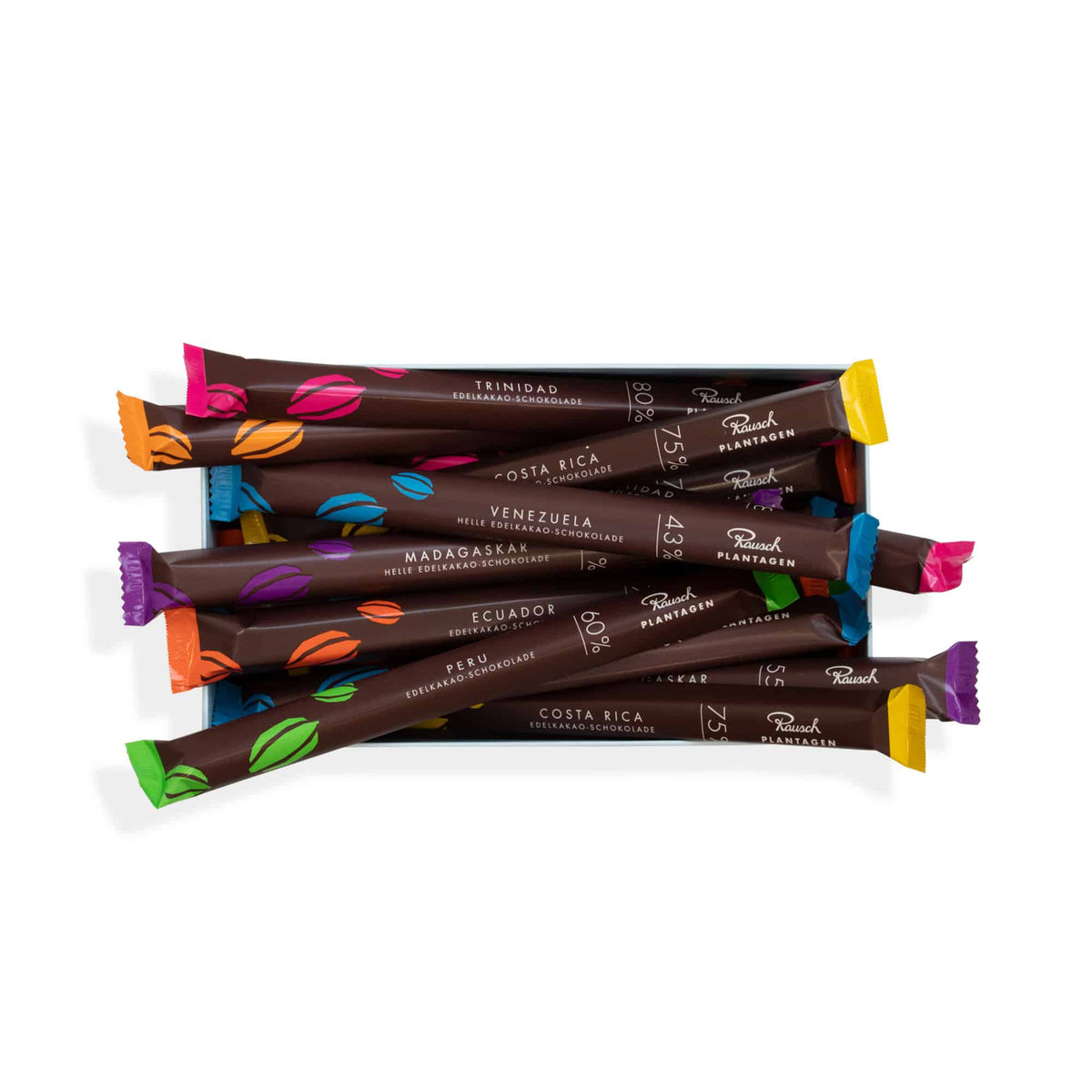 Fünf bunte Schokoladensticks von Rausch in einer Schachtel, sortiert nach Kakaoherkunftsländern.