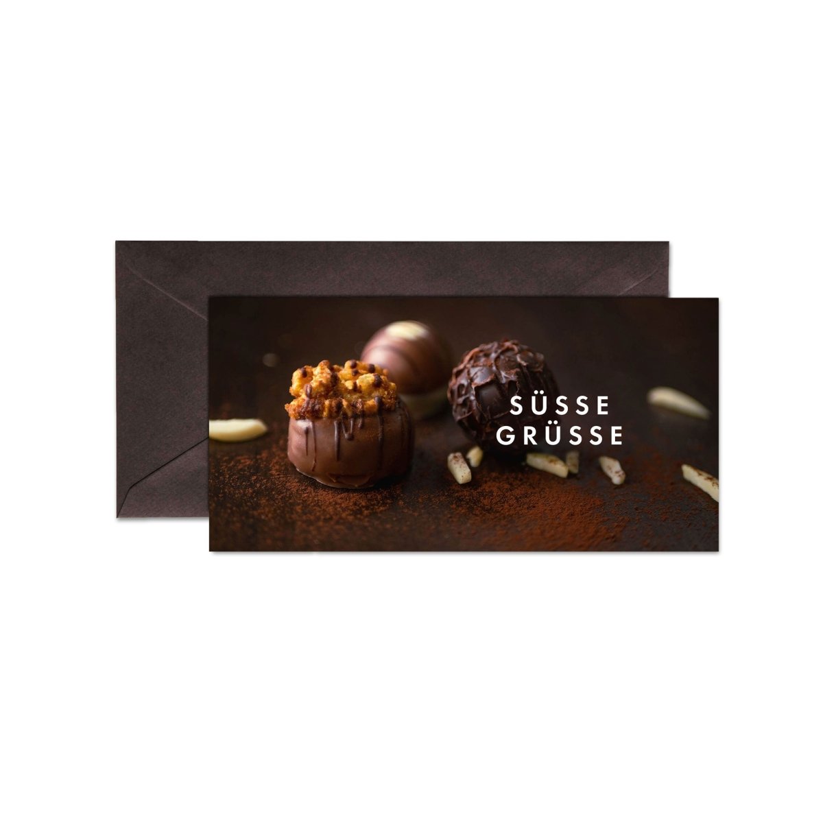 Grußkarte mit Schokoladenpralinen Motiv, beschriftet mit "Süße Grüße" und braunem Umschlag auf weißem Hintergrund.