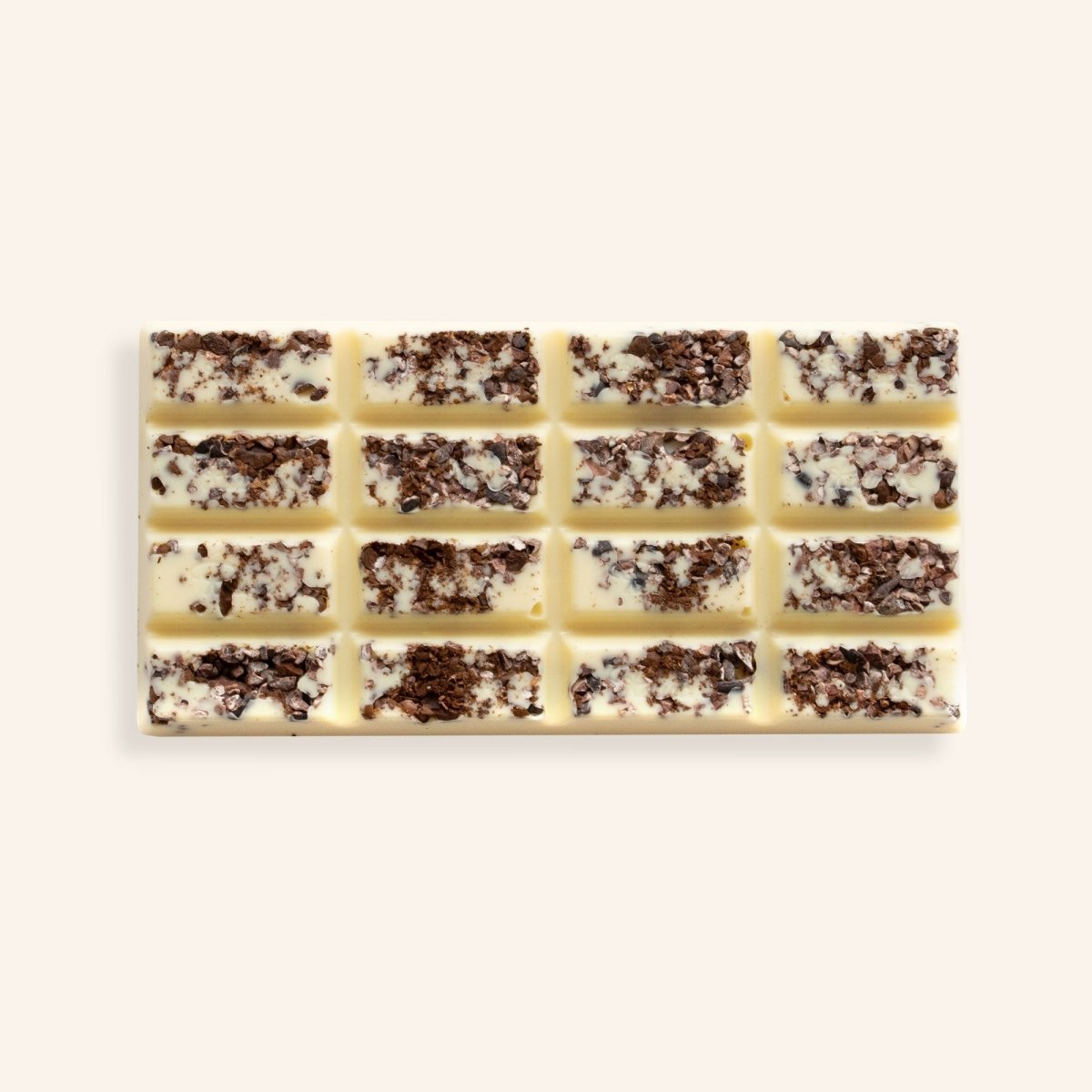 Weiße Schokoladentafel mit Kakaosplittern.