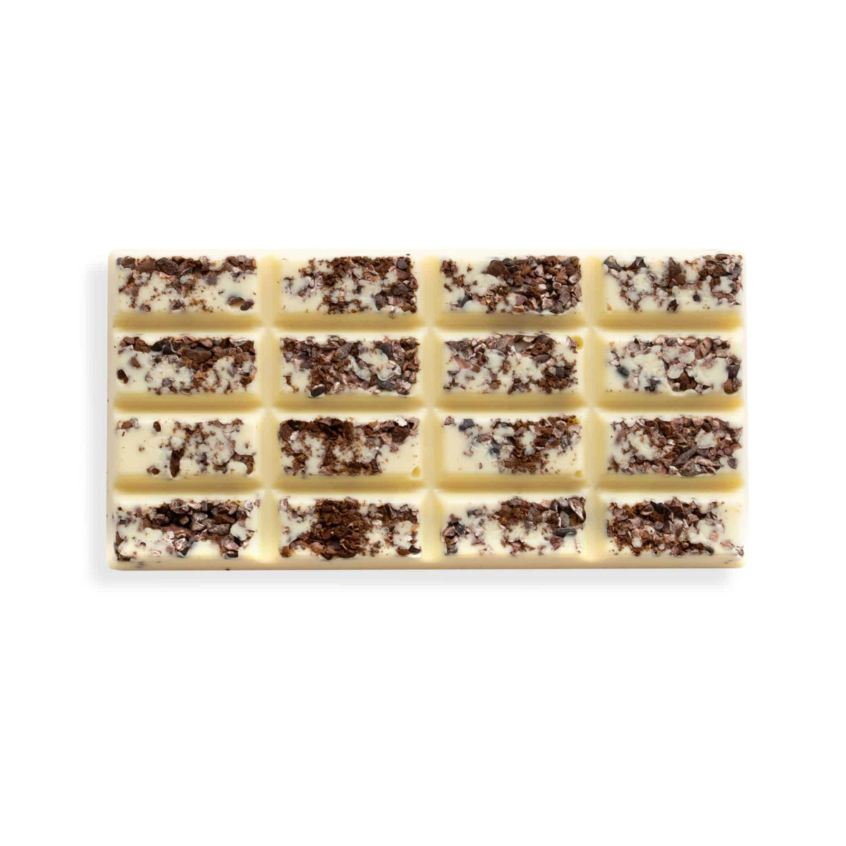 Weiße Schokoladentafel mit dunklen Kakaonibs.