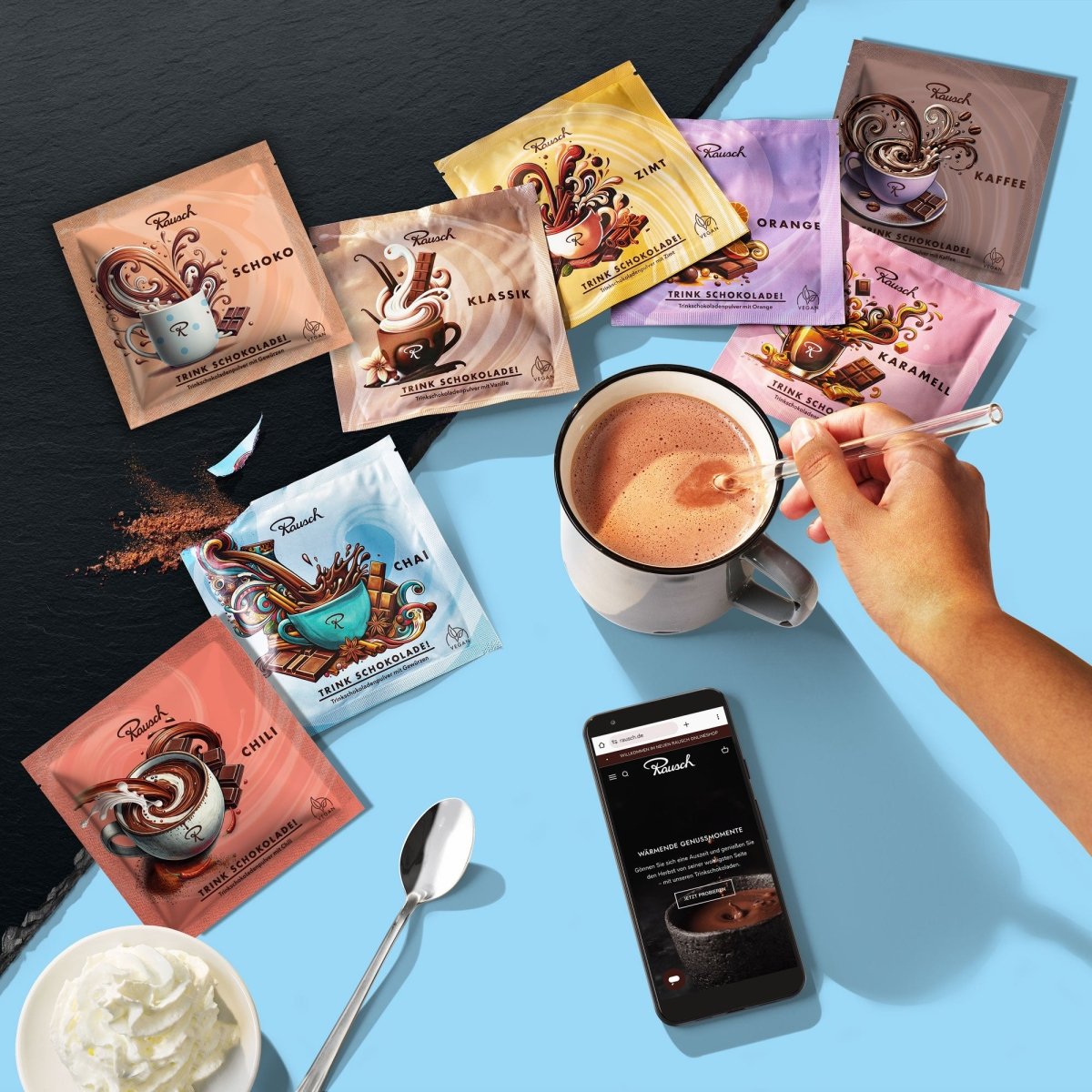 Verschiedene Trinkschokoladen in bunten Verpackungen, Tasse heiße Schokolade, Smartphone und Sahne auf blau-schwarzem Hintergrund.