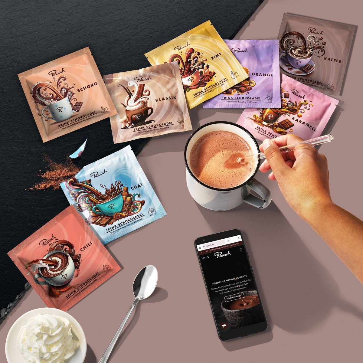 Verschiedene Rausch Trinkschokolade-Sorten mit einer Tasse und Smartphone auf dunklem Hintergrund.