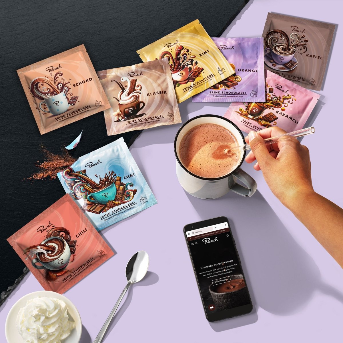 Verschiedene Trinkschokoladen-Sorten mit Tasse, Löffel, Sahne und Smartphone auf lila Tisch.