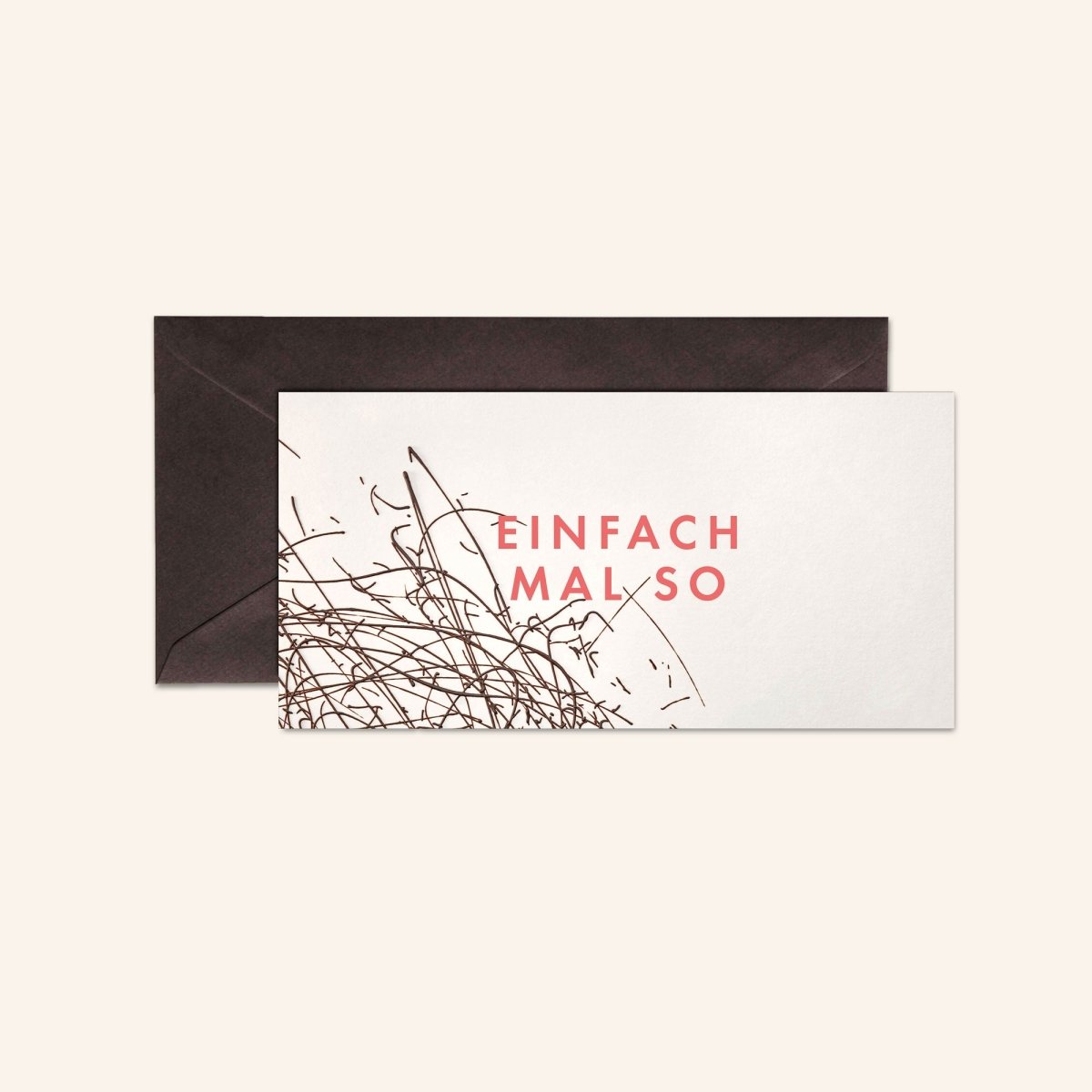 Grußkarte mit braunem Umschlag, Aufschrift 'EINFACH MAL SO' in Rot, abstraktes Design.