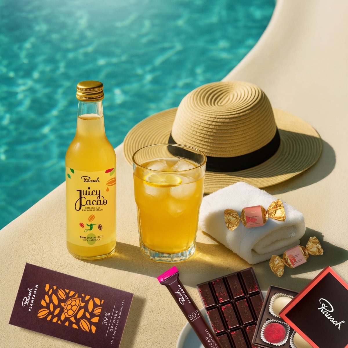 Sommerstimmung mit Eistee, Schokolade und Strohhut am Poolrand von Rausch.