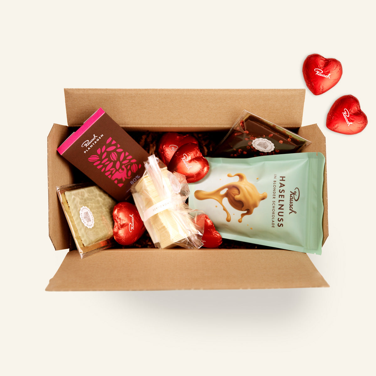 Handwerkliche Schokolade und Pralinen in Geschenkbox mit roten Herzschokoladen. - Rausch