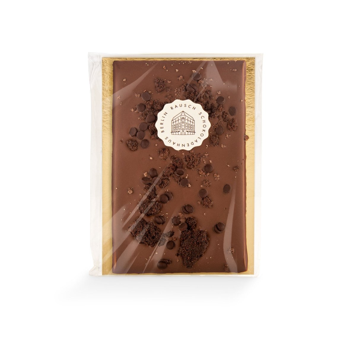 Verpacktes Triple Chocolate Brownie auf Holztablett mit Schokoladenstücken, von Rausch, Schokoladenhersteller aus Berlin.